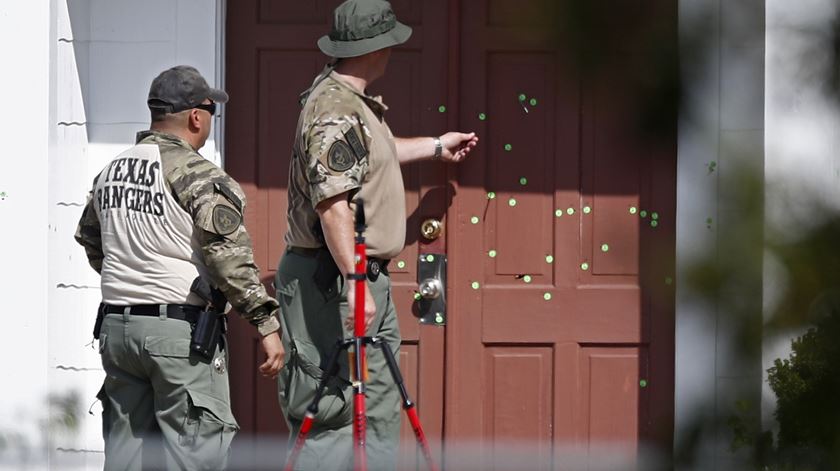 Marcas de bala na porta da Igreja de Sutherland Springs, no Texas. Foto: Larry W. Smith/EPA