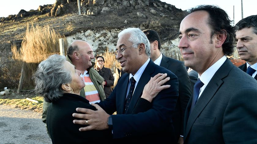 António Costa acompanhado pelo presidente da Câmara de Vouzela, Paulo Ladeiras, durante a visita à zona industrial de Oliveira de Frades. Foto: Nuno André Ferreira/Lusa