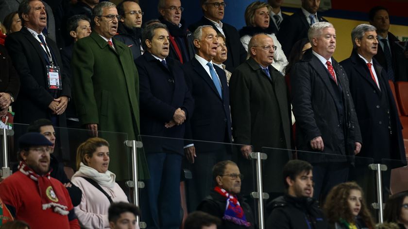 O Presidente da República, Marcelo Rebelo de Sousa, com o Ministro dos Negócios Estrangeiros, Augusto Santos Silva, e o presidente da FPF, Fernando Gomes, durante o Portugal - Estados Unidos. Foto: Paulo Novais/Lusa