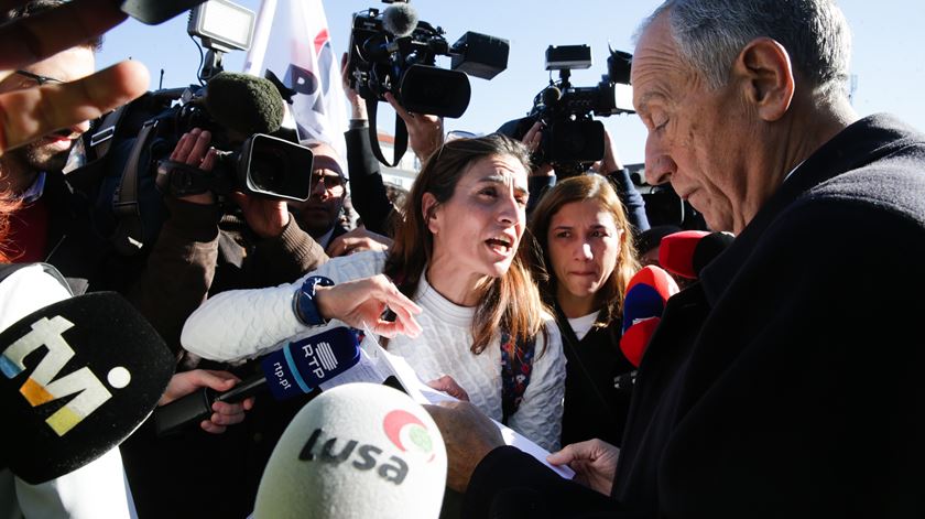 O Presidente da República, Marcelo Rebelo de Sousa, ouve reivindicações de professores após as Cerimónias Comemorativas da Restauração da Independência de Portugal, 01 de dezembro de 2017 na Praça dos Restauradores em Lisboa. TIAGO PETINGA/LUSA