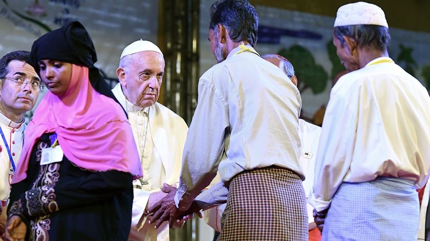 Francisco com refugiados rohingya no Bangladesh. Foto: Ettore Ferrari/EPA