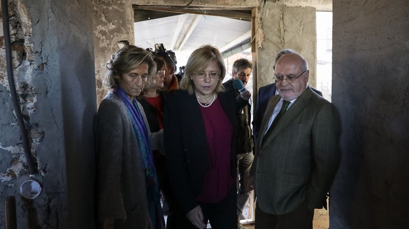 A comissária Corina Cretu, com o ministro da Agricultura, Capoulas Santos, e a presidente da CCDR do Centro, Ana Abrunhosa, visitam uma habitação em reconstrução em Castanheira de Pêra. Foto: Paulo Novais/Lusa