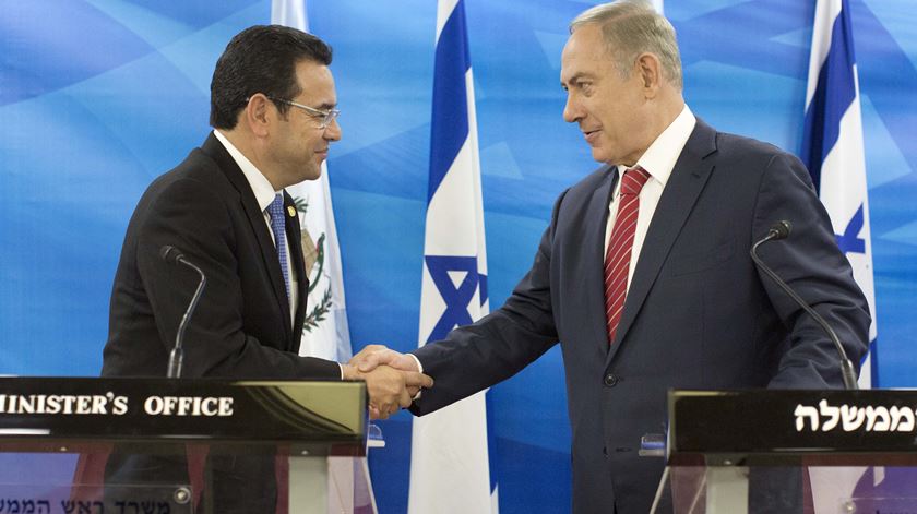 Jimmy Morales e Benjamin Netanyahu. Foto: Abir Sultan/EPA