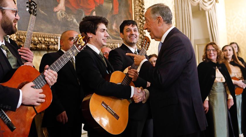 Marcelo ouviu cantar as Janeiras. Foto: António Pedro Santos/Lusa