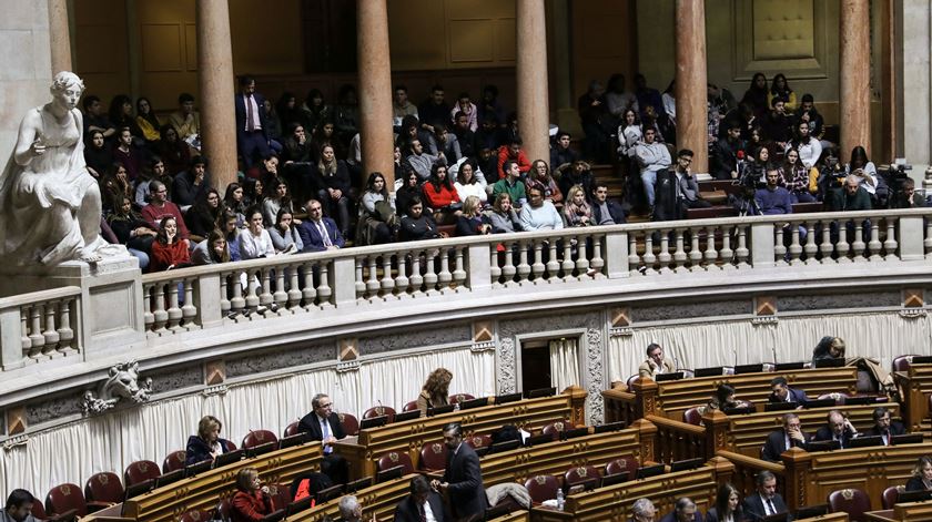 Populares assistem das galerias ao debate sobre a utilização da planta, substâncias e preparações de canábis para fins medicinais que decorreu na Assembleia da República, em Lisboa, 11 de janeiro de 2018. Foto: António Cotrim/Lusa