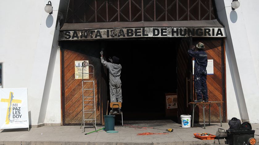 Uma das igrejas atacadas em Santiago do Chile antes da visita do Papa. Foto: Mario Ruiz/EPA