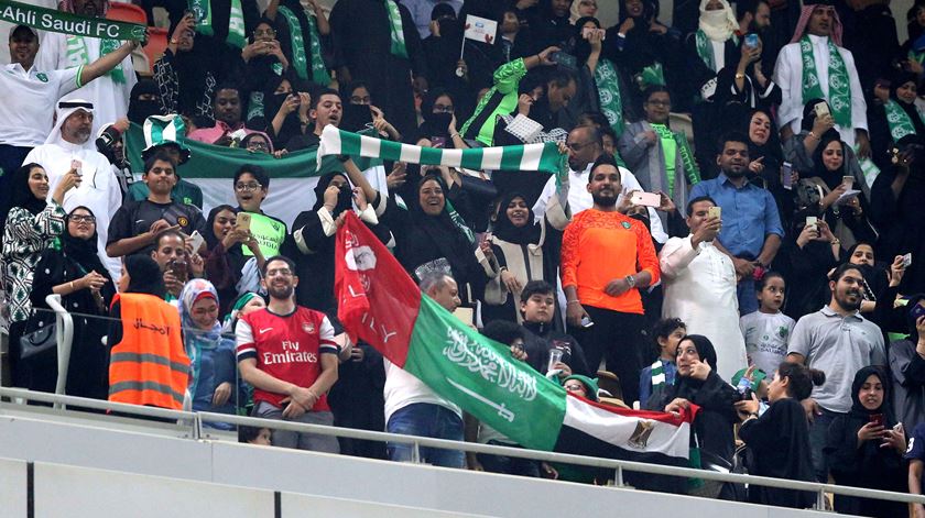 Em janeiro de 2018, as mulheres da Arábia Saudita puderam, pela primeira vez, assistir a um jogo de futebol no estádio. Foto: STR/EPA