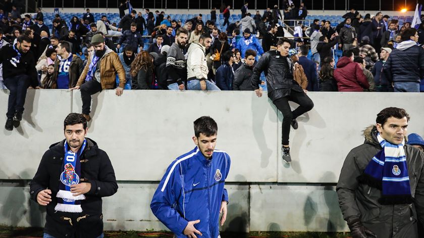 Adeptos do FC Porto evacuados de urgência para dentro do relvado. Foto: Mário Cruz/Lusa