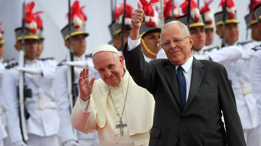 Papa com o Presidente do Peru. Foto: Luca Zennaro/EPA