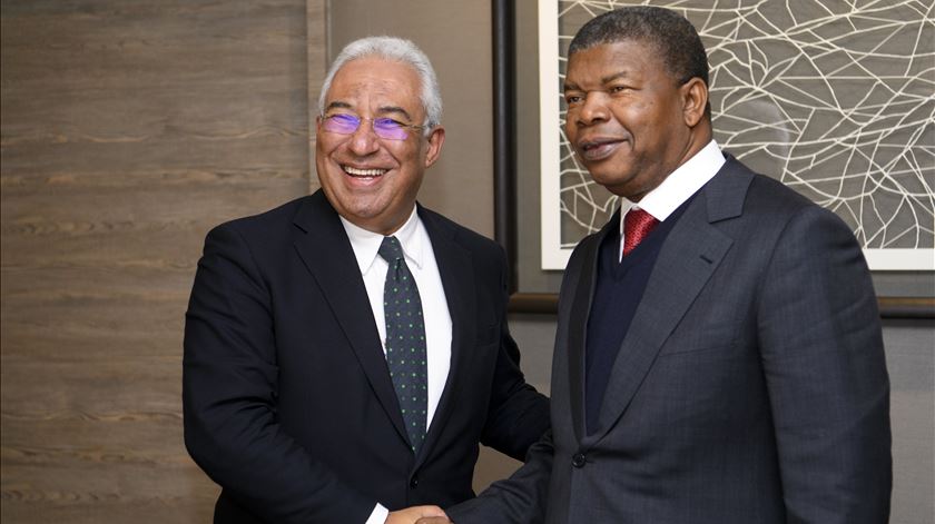 António Costa reunido em Davos com presidente de Angola João Lourenço  Foto: Laurent Gillieron/EPA