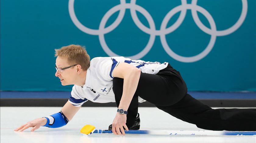 Lançamento é um dos movimentos do curling. Foto: EPA