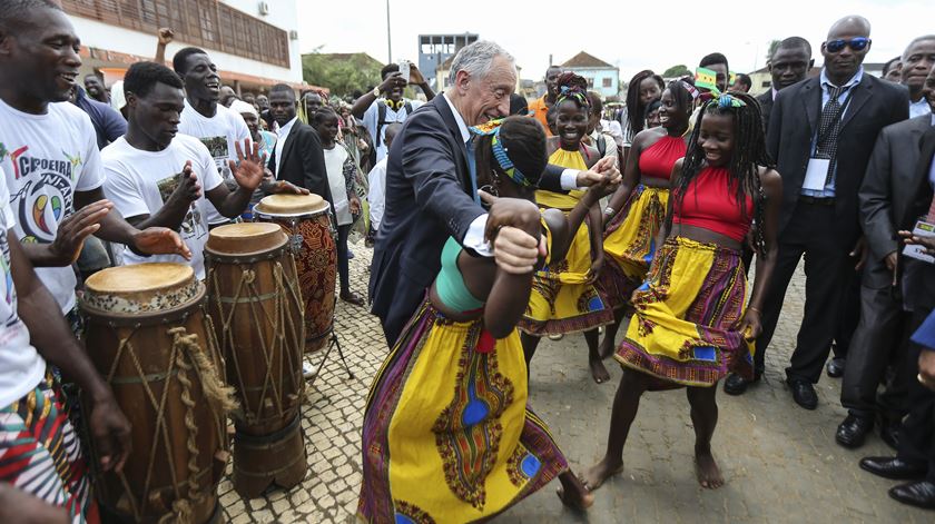 Marcelo a espalhar afetos na praça Yon Gato - São Tomé e Príncipe Foto: Miguel A. Lopes/Lusa