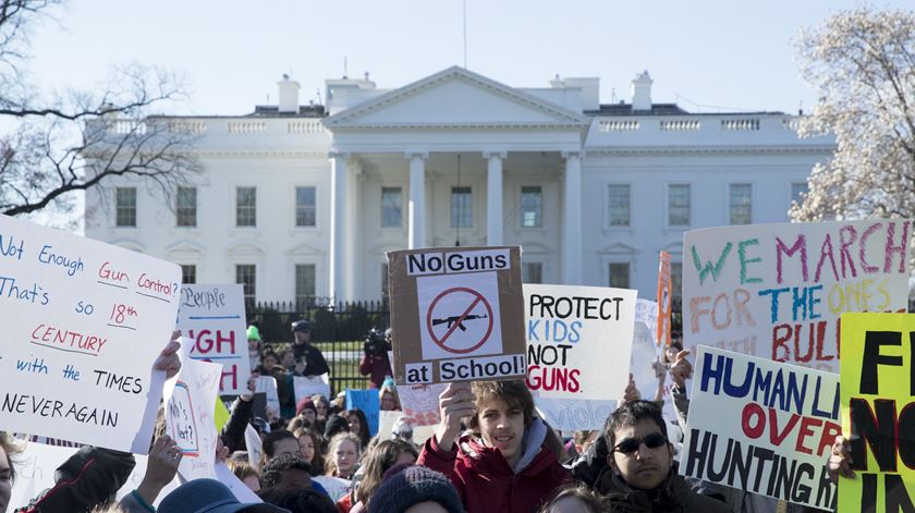 Alunos dos Estados Unidos protestam contra as armas. Foto: Michael Reynolds/EPA