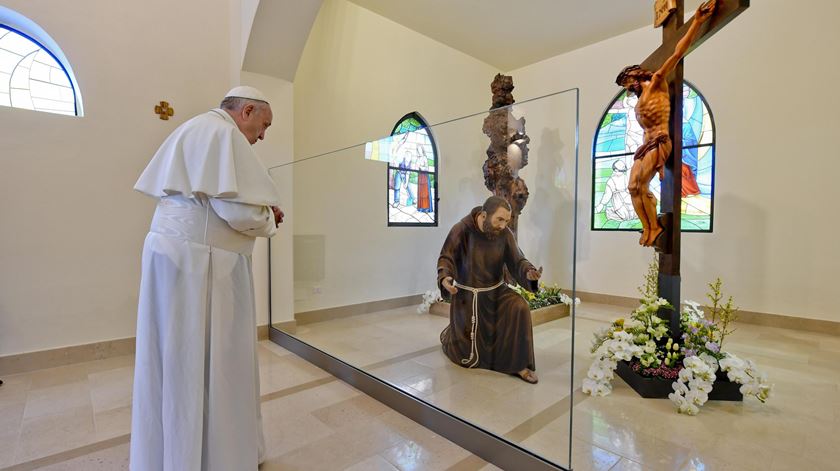 Papa visita a figura do santo Padre Pio.