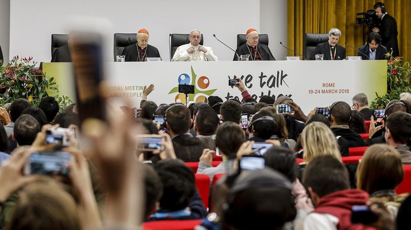 O Papa Francisco com jovens na reunião pré-sinodal. Foto: Fabio Frustaci/EPA