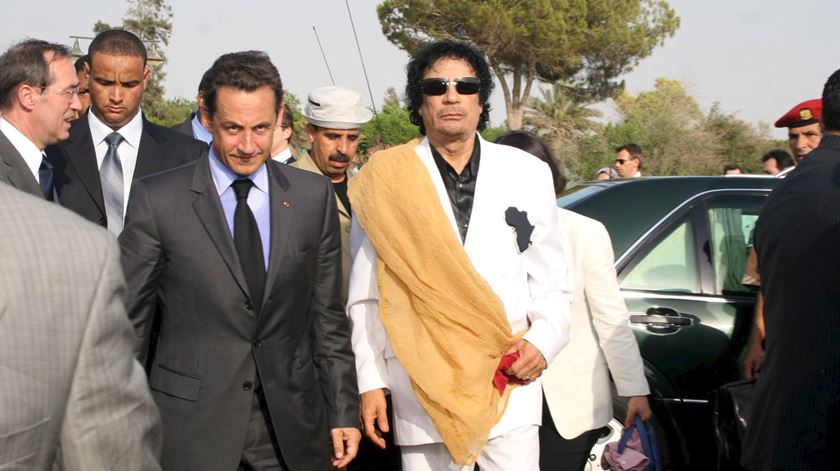 Sarkozy com o falecido Kadafi, durante uma visita a Tripoli, em julho de 2007. Foto: Sabri Elmhedwi/EPA