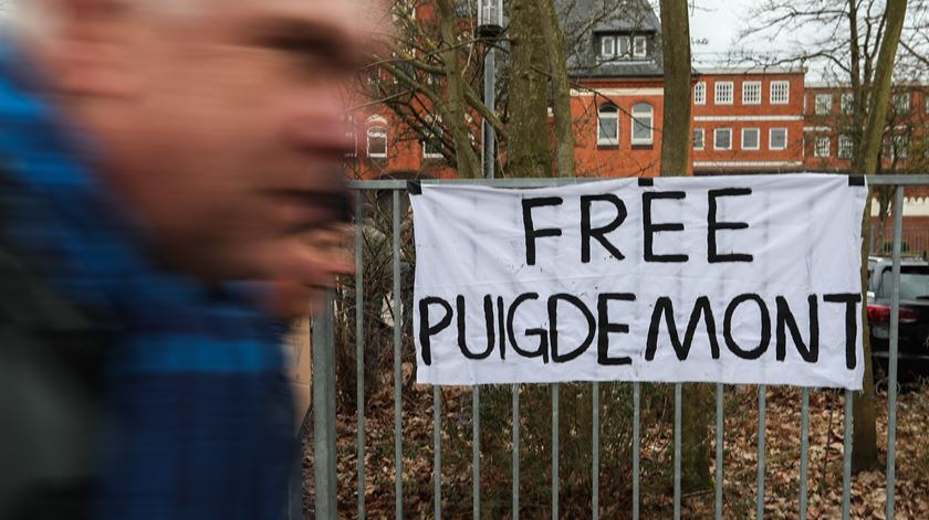 Cartaz em Neumünster, na Alemanha, onde Puigdemont está preso. Foto: Srdjan Suki/EPA