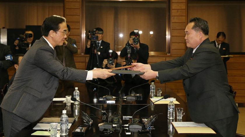 O ministro sul-coreano para a unificação, Cho Myoung-gyon, e o chefe norte-coreano da agência para assuntos intercoreanos, Ri Son-gwon, acertaram a data da cimeira histórica para 27 de abril. Foto: STR/POOL/EPA