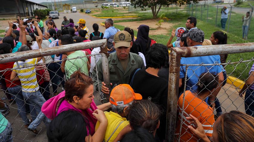 A Venezuela está há mais de dois anos a atravessar profundas dificuldades económicas e sociais. Foto: Miguel Gutierrez/EPA