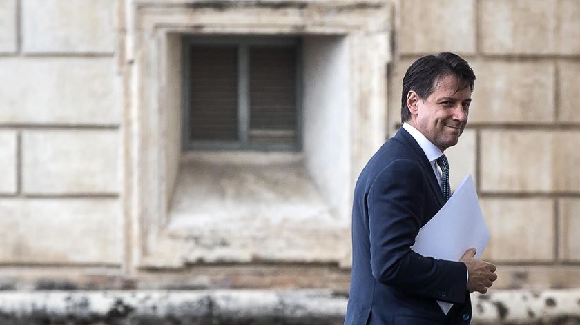 Conte à entrada para a reunião com o Presidente Mattarella. Foto: Angelo Carconi/EPA