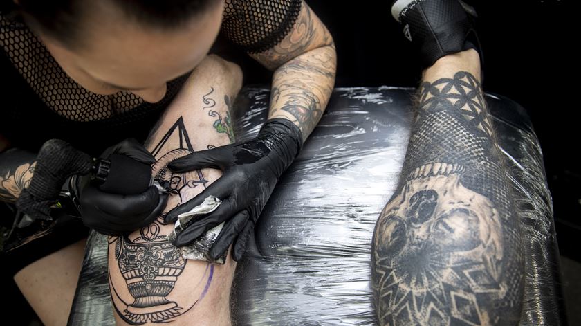 Tatuadores podem voltar ao trabalho, mas os adeptos do hóquei de gelo vão ter de continuar à espera. Foto: Will Oliver/EPA