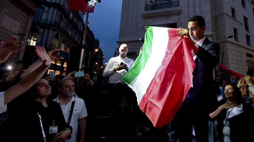 Luigi di Maio encontrou-se com líderes dos coletes amarelos franceses. Foto: Ciro Fusco/EPA