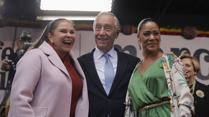 Marcelo Rebelo de Sousa acompanhado pelas cantoras Fafá de Belém e Raquel Tavares. Foto: António Cotrim/Lusa