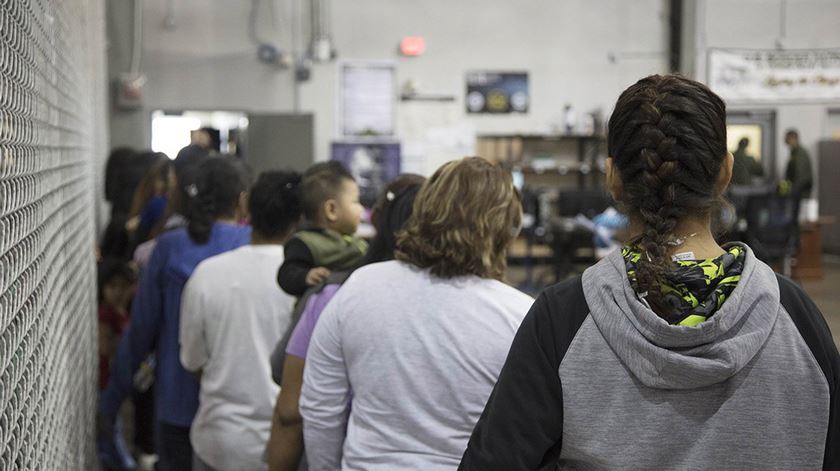 Imigrantes ilegais nos EUA num centro de detenção. Foto: Polícia da Fronteira dos EUA