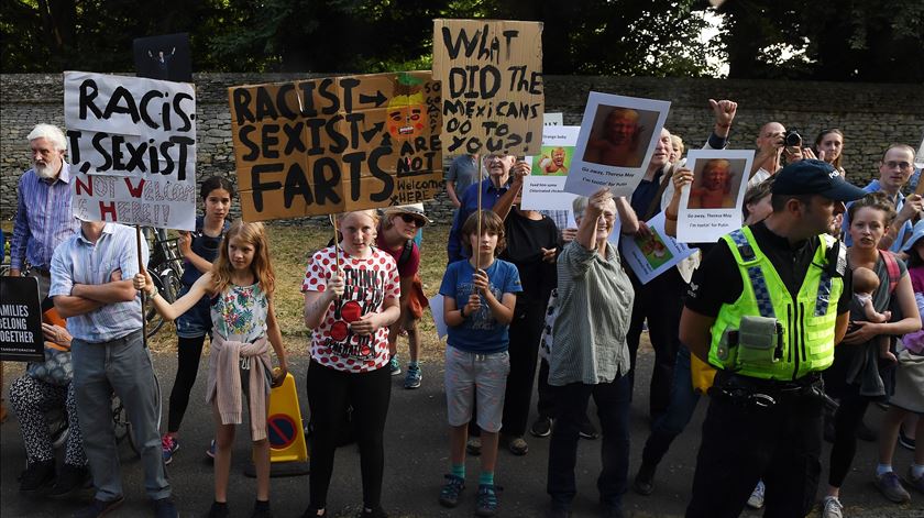 Donald Trump recebido com protestos em Londres Foto: EPA