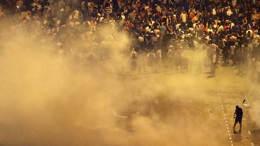 França. Festejos dos campeões do mundo acabam em confrontos