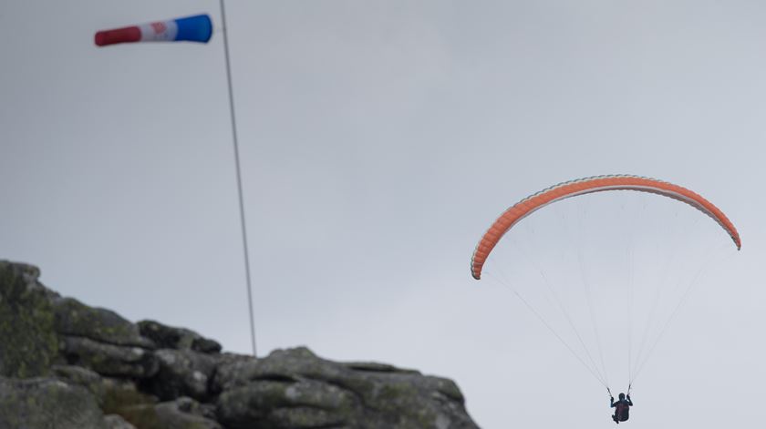 Praticante de parapente desaparece junto à praia das Furnas, operações de busca no local