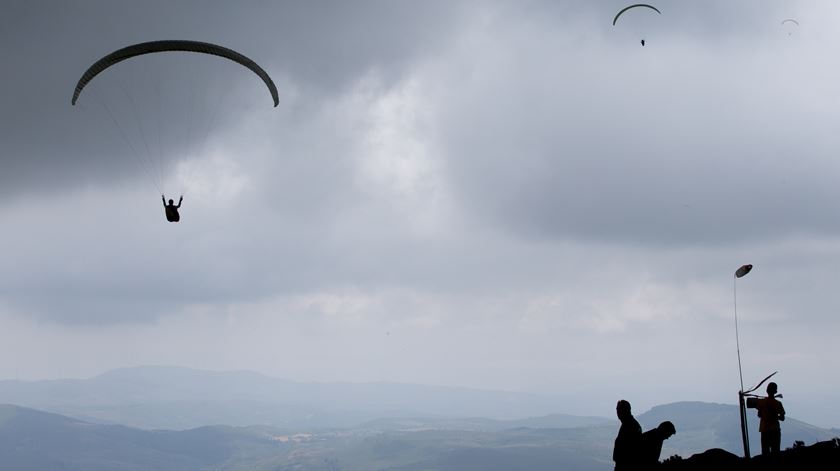 Praticante de parapente ferido com gravidade após queda em Sagres