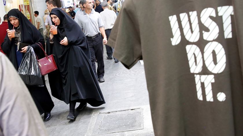 Camisola de uma marca americana à venda no bazar de Teerão. Foto: Abedin Taherkenareh/EPA