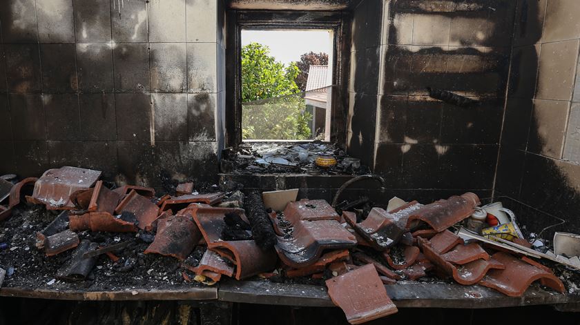 Martha, inglesa a viver em Monchique há mais de 15 anos, viu a sua casa arder, perto de Alferce Foto: Luís Forra/Lusa