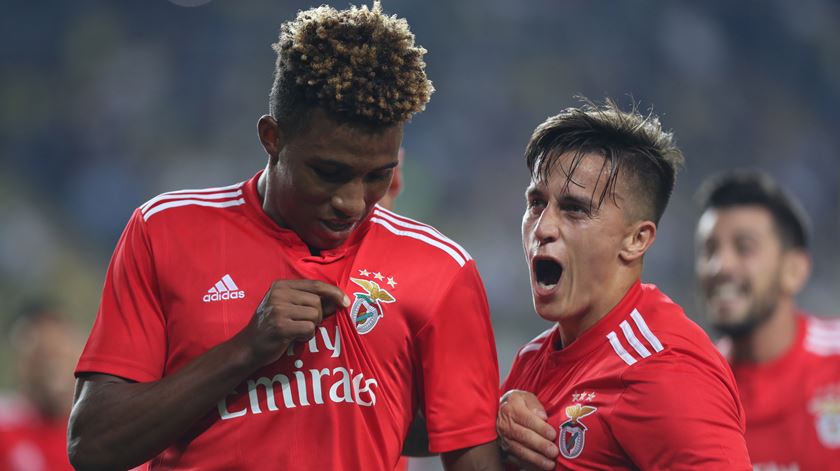 Os equipamentos do Benfica são feitos pela Adidas. Foto: Erdem Sahin/EPA