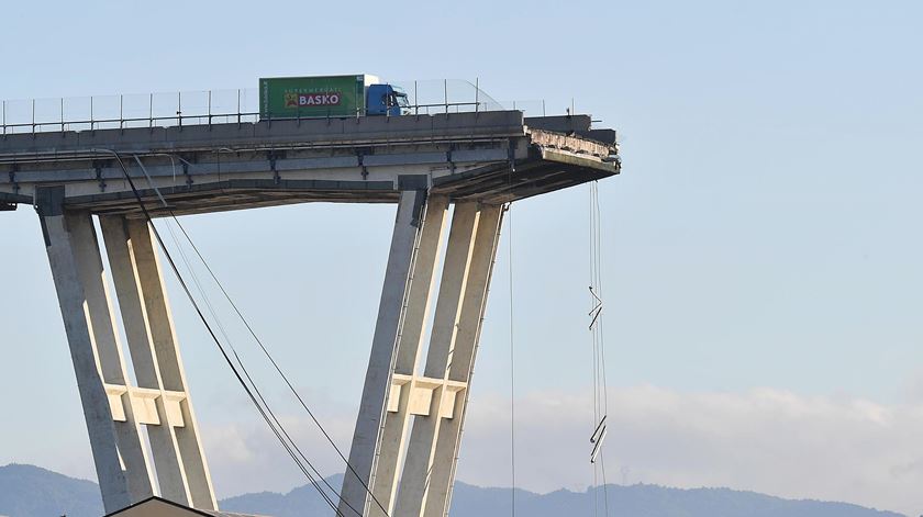 camião verde na Ponte de Génova Foto: Luca Zennaro/EPA