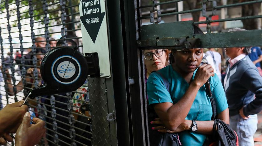 Pessoas na fila para fazer compras em Caracas, Venezuela. Foto: Cristian Hernandez/EPA