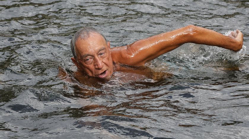 Marcelo Rebelo de Sousa na  Praia Fluvial da Louçainha, em Penela. Foto: Paulo Novais/Lusa