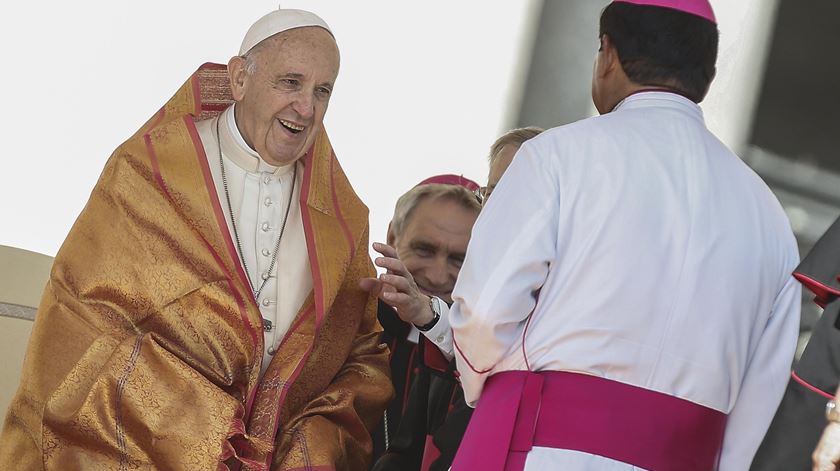 Papa critica “sede de férias” que “não dão descanso”