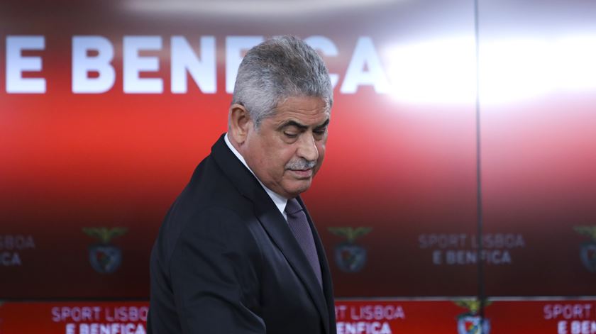 O presidente do Sport Lisboa e Benfica, Luís Filipe Vieira, no final da leitura do comunicado sobre a acusação do caso E-toupeira. Foto: Miguel A. Lopes/Lusa