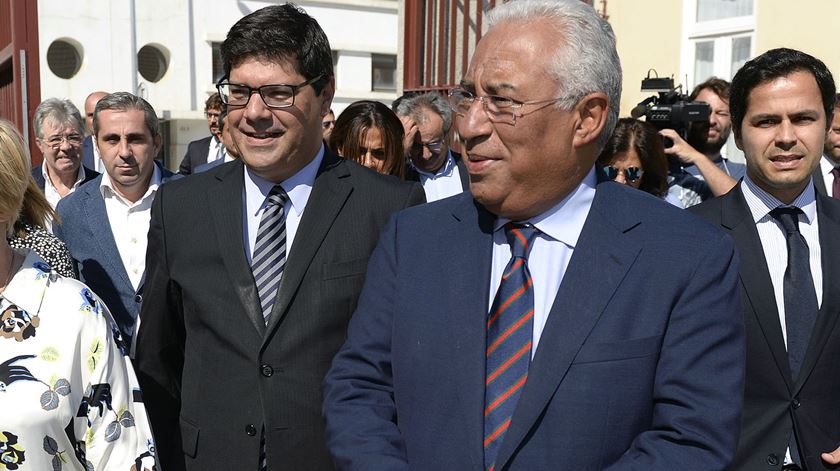 O secretário de Estado, à esquerda, viajou com António Costa a Luanda. Foto: Fernando Veludo/Lusa