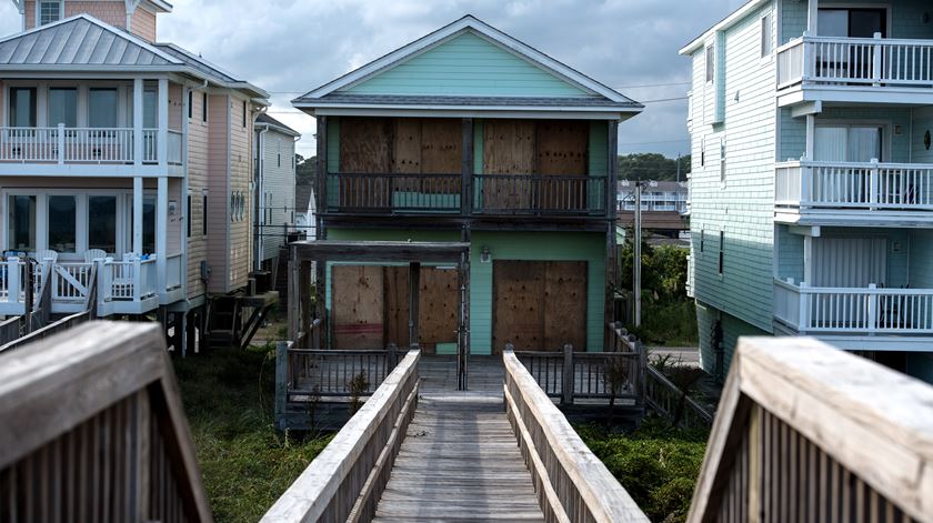 Milhares de americanos já deixaram as casas e refugiaram-se em locais mais seguros. Foto: Caitlin Penna/EPA