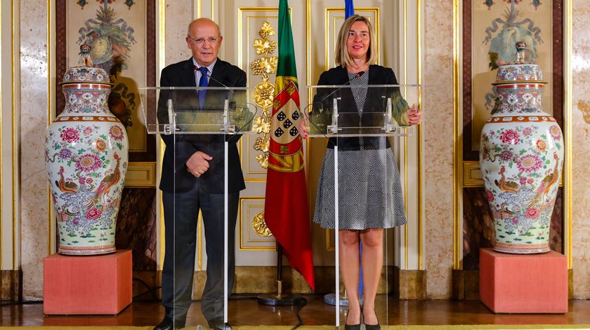 Declarações de Augusto Santos Silva numa conferência de imprensa em Lisboa com a chefe da diplomacia europeia, Federica Mogherini. Foto: Miguel A. Lopes/Lusa