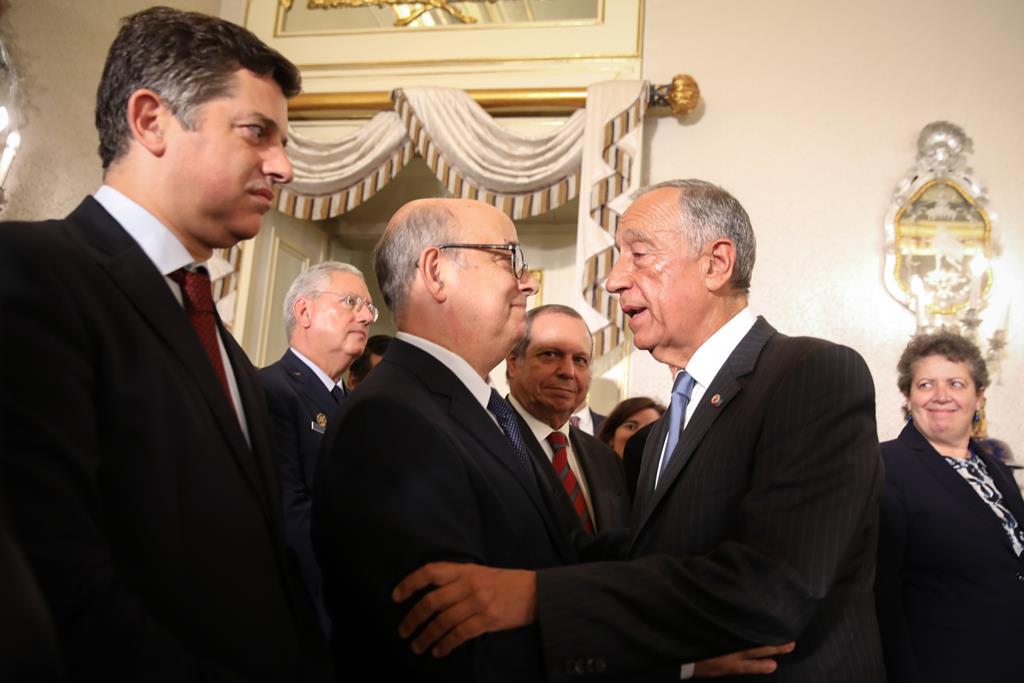 Presidente da República, Marcelo Rebelo de Sousa e ministros cessantes, da Defesa, Azeredo Lopes, e da Economia, Pedro Caldeira Cabral cerimónia de tomada de posse dos novos ministros Foto: André Kosters/Lusa Presidente da República, Marcelo Rebelo de Sousa e ministros cessantes, da Defesa, Azeredo Lopes, e da Economia, Pedro Caldeira Cabral cerimónia de tomada de posse dos novos ministros Foto: André Kosters/Lusa