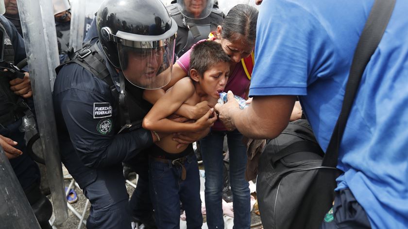 Hondurenhos na fronteira com a Guatemala. Foto: Esteban Biba/EPA