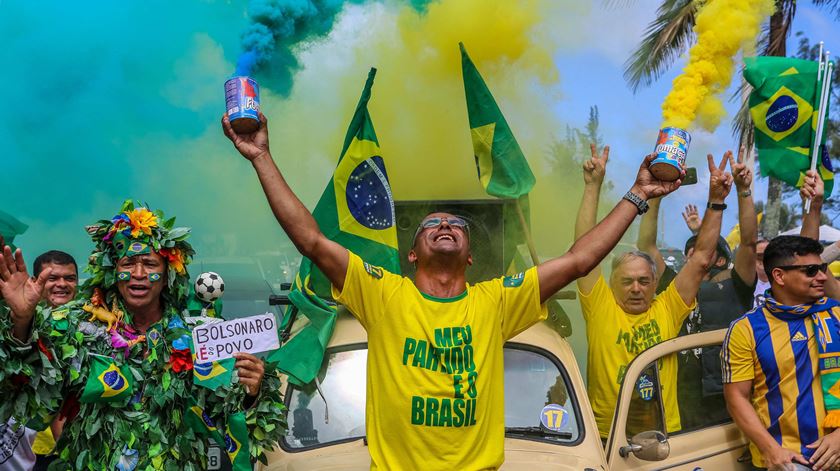 Festejos de apoiantes de Bolsonaro no Rio de Janeiro. Foto: Antonio Lacerda/EPA