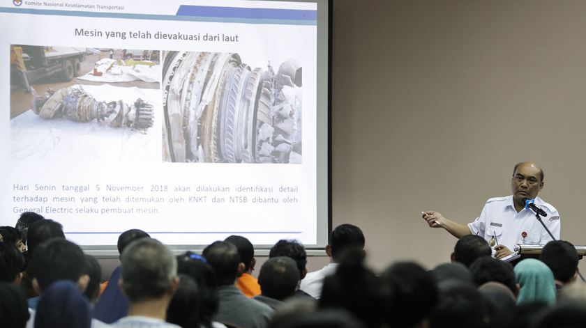 Soerjanto Tjahjono esteve reunido com os familiares dos passageiros do avião da Lion Air. Foto: Mast Irham/EPA