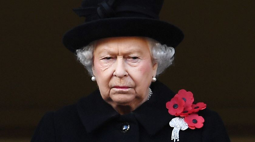 Jornais britânicos dizem que existem planos para retirar Isabel II de Londres se for necessário. Foto: Andy Rain/EPA