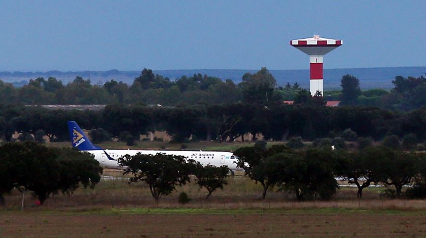 Avião da Air Astana que aterrou de emergência na Base Aérea de Beja. Foto: Nuno Veiga/Lusa