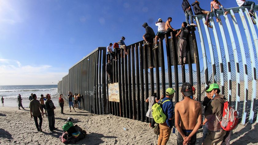 Caravana de migrante na fronteira dos Estados Unidos. Foto: Joebeth Terriquez/EPA